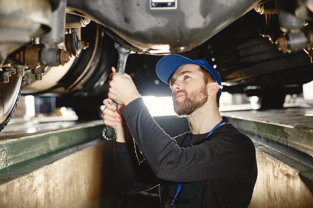 Contrôle d’un autobus dans un atelier de maintenance