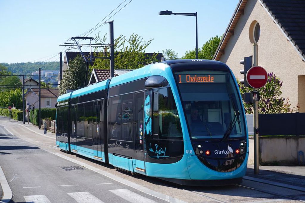 Trolleybus articulé sous la ligne aérienne