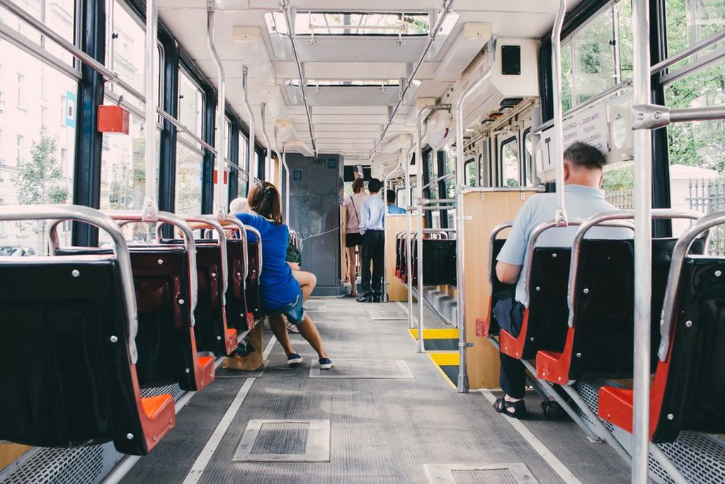 Espace dégagé près des portes d’un bus urbain