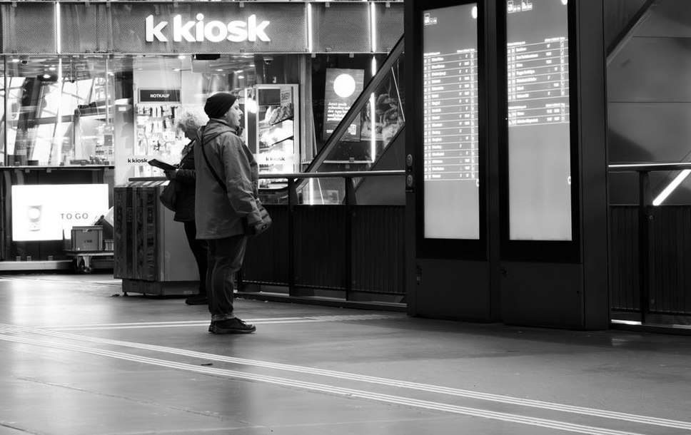 Voyageur consultant les départs sous un éclairage public