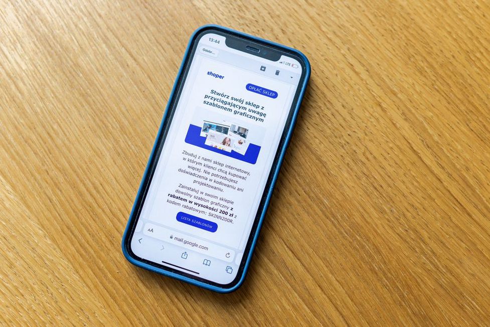 Vérification d’une page de contact sur téléphone