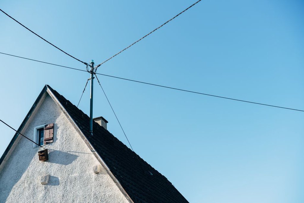 Les perches assurent le contact avec les fils