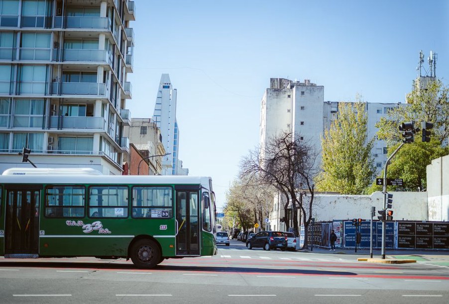 Un bus approche un carrefour chargé en ville
